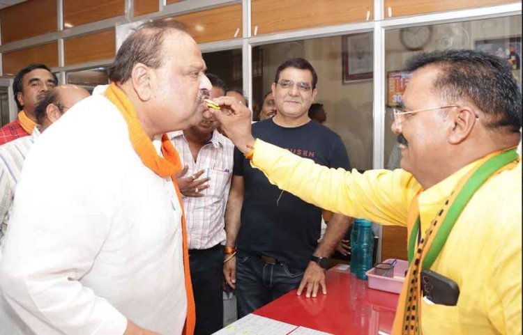 जीत का जश्न : रतलाम जिले में शानदार जीत पर भाजपा ने मतदाताओं का धन्यवाद ज्ञापित किया, जिला अध्यक्ष उपाध्याय ने मंत्री काश्यप को खिलाई मिठाई, प्रबंध समिति सदस्य सोनी ने उपाध्याय को दी बधाई