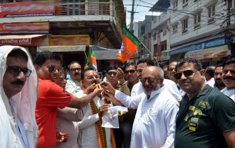 आनंद उत्सव : नरेन्द्र मोदी का नाम तीसरी बार प्रधानमंत्री के लिए चुने जाने पर भाजपा ने मनाया उत्सव, जुलूस निकाला और आतिशबाजी कर मिठाई खिलाई