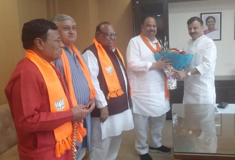 विश्व के सर्वश्रेष्ठ 10 स्कूलों में रतलाम के विनोबा हायर सेकंडरी स्कूल का चयन होने पर कैबिनेट मंत्री चेतन्य काश्यप ने स्कूल शिक्षा मंत्री उदयप्रताप सिंह का किया स्वागत
