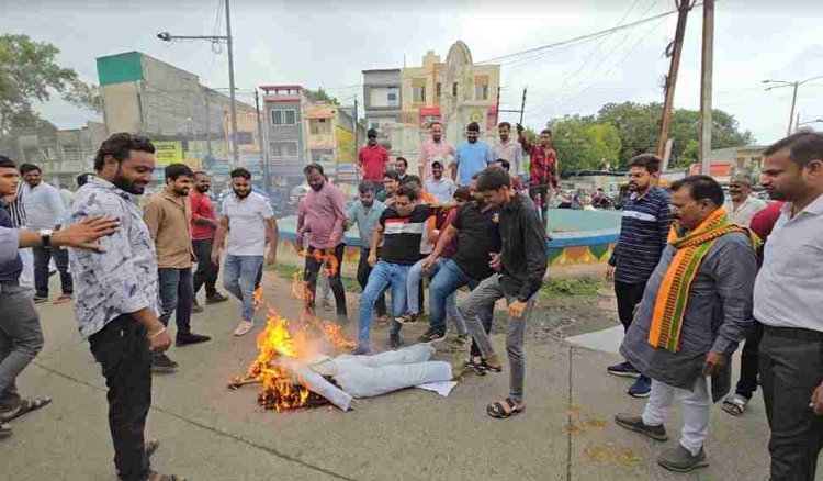 फिर फिसली जुबान : राहुल गांधी ने ‘हिंदू’ को कहा हिंसक तो मच गया बवाल, भारतीय जनता युवा मोर्चा ने कांग्रेस कार्यालय के बाहर फूंका, लातें भी मारी