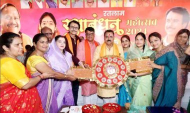 भाजपा का रक्षाबंधन : भाजपा नेत्रियों ने जिला अध्यक्ष उपाध्याय के हाथों में बांधा रक्षासूत्र, अध्यक्ष  ने कहा- बहनों के हर काम के लिए यह भाई हमेशा तैयार रहेगा
