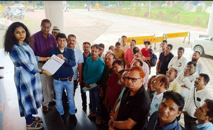 पत्रकार एकता : पत्रकार दुर्घटना और स्वास्थ्य बीमा की प्रीमियम बढ़ाने के विरोध में रतलाम प्रेस क्लब ने ज्ञापन सौंपा, फर्जी व ब्लेकमेलर पत्रकारों के खिलाफ कार्यवाही की मांग की