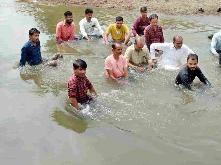 कब जागोगे सरकार ? ये लोग किसी पर्व पर नदी में स्नान नहीं कर रहे, बल्कि सरकार को जगाने के लिए जल सत्याग्रह कर रहे हैं