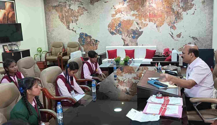 एक्शन ऑन द स्पॉट : कन्या शिक्षा परिसर की छात्राएं पहुंचीं कलेक्टर के पास, समस्याएं गिनाईं तो कलेक्टर ने हॉस्टल अधीक्षिका को कर दिया निलंबित, प्राचार्य को शोकॉज नोटिस भी