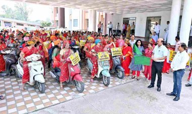 ‘मैं भारत की नारी हूं, फूल नहीं चिंगारी हूं’ के उद्घोष के साथ लाल वस्त्र और साफे में निकली नारी शक्ति, बेटी बचाओ – बेटी पढ़ाओ का संदेश दिया