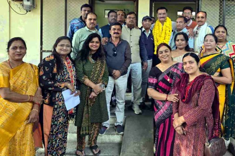 नवागत BRC प्रणव कुमार द्विवेदी का आजाद अध्यापक शिक्षक संघ रतलाम ने किया स्वागत, बीआरसी ने मिलकर रतलाम के शिक्षा स्तर को उच्चतम स्तर पर ले जाने की बात कही