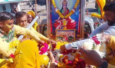 धार्म-संस्कृति : शांतिकुंज हरिद्वार से चरण पादुकाएँ बांगरोद पहुँची, 24 कुण्डीय गायत्री यज्ञ के साथ होगी स्थापना