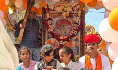 धर्म-संस्कृति : भगवान श्री देवनारायणजी के जन्मोत्सव पर गुर्जर समाज ने निकाली शोभायात्रा, घोड़े और झांकी रही आकर्षण का केंद्र