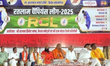 खेल-खिलाड़ी : रतलाम चैम्पियन लीग (RCL) - 2025 का आतिशबाजी के साथ हुआ भव्य शुभारंभ, खतम इलेवन ने 37 रनों से जीता पहला मैच