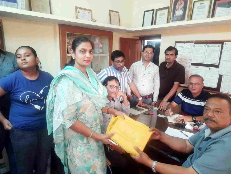 पालक संघ और अभा ग्राहक पंचायत का बुक बैंक शुरू, पहले दिन 100 लोगों ने लिया लाभ, रियायती दरों पर कॉपियों की भी हुई व्यवस्था