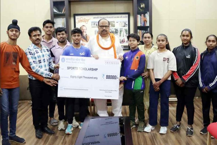 राज्य स्तरीय पदक प्राप्त 12 खिलाड़ियों को कैबिनेट मंत्री चेतन्य काश्यप ने खेलवृत्ति प्रदान की
