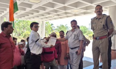 पहलगाम आतंकी हमला ! रतलाम के पत्रकारों ने बांधी काली पट्टी, पाकिस्तान का नक्शा फूंका, PM के नाम ज्ञापन सौंपा