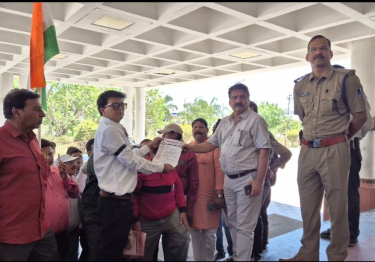 पहलगाम आतंकी हमला ! रतलाम के पत्रकारों ने बांधी काली पट्टी, पाकिस्तान का नक्शा फूंका, PM के नाम ज्ञापन सौंपा