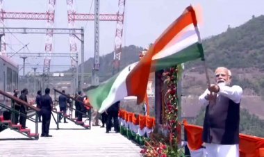 भारत के नाम नया कीर्तिमान ! PM नरेंद्र मोदी ने विश्व के सबसे ऊंचे ब्रिज चिनाब ब्रिज का किया उद्घाटन, कटरा-श्रीनगर वंदेभारत ट्रेन को हरी झंडी भी दिखाई