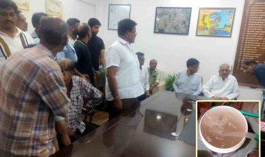 फिक्र जनता की ! घरों में सप्लाई हो रहा दूषित और सीवरेज का पानी बन रहा मौत का कारण ! नगर सरकार को जगाने पूर्व गृह मंत्री कोठारी जनता के साथ पहुंच गए नगर निगम