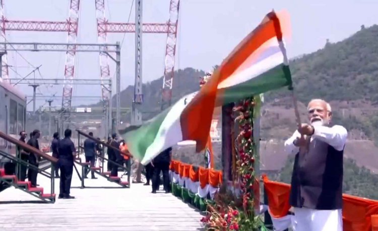 भारत के नाम नया कीर्तिमान ! PM नरेंद्र मोदी ने विश्व के सबसे ऊंचे ब्रिज चिनाब ब्रिज का किया उद्घाटन, कटरा-श्रीनगर वंदेभारत ट्रेन को हरी झंडी भी दिखाई