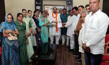 नगर की समस्याओं को लेकर कांग्रेस पार्षद दल ने दिया कैबिनेट मंत्री चेतन्य कश्यप को ज्ञापन, विधायक निधि से काम कराने की मांग भी की