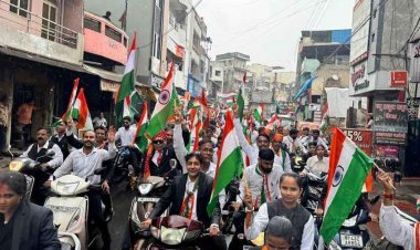 तिरंगा यात्रा : कोर्ट में जिरह करने वाले वकीलों ने किया भारत माता की जय और वन्देमातरम् का उद्घोष, संविधान और राष्ट्र की रक्षा का संकल्प दोहराया