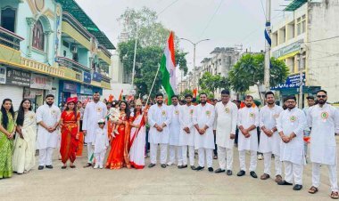 रतलाम में स्वतंत्रता दिवस पर अभ्यास करियर इंस्टीट्यूट में गूंजे भारत माता के जयकारे, अहिंसा ग्राम और श्री गुरुतेग बहादुर एकेडमी में विद्यार्थियों ने किया ध्वजारोहण