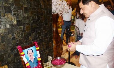 मुख्यमंत्री मोहन यादव ने महापौर प्रहलाद पटेल के पिता दिवंगत बाबूलाल पटेल को श्रद्धा सुमन अर्पित किए