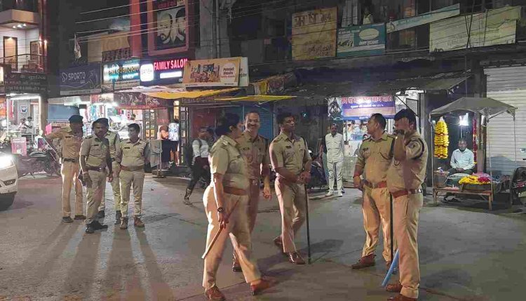...ताकि पर्वों पर न आए कोई विघ्न ! रतलाम पुलिस ने सड़कों पर किया फ्लैग मार्च, होटल और लॉज में जांच भी की