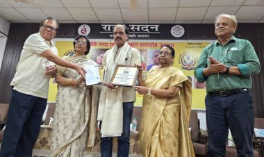 रतलाम के आशीष दशोत्तर शांति-गया स्मृति कविता सम्मान-2025 से सम्मानित