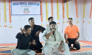 ये डॉक्टरों का अलग अंदाज है ! मरीजों की नब्ज टलोने वाले हाथों ने थामा माइक, ईसीजी के बजाय जांचा सुर और ताल का ग्राफ