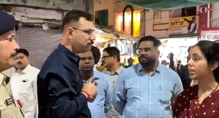 दीपावली से पहले सड़क पर उतरे कलेक्टर-एसपी ! यातायात व्यवस्था जांचने पैदल नाप डाला पूरा बाजार