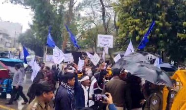 रतलाम में UGC का समर्थन ! संयुक्त मोर्चा ने रैली निकाल कर किया प्रदर्शन, पुलिस ने प्रदर्शनकारियों को रास्ते में रोका