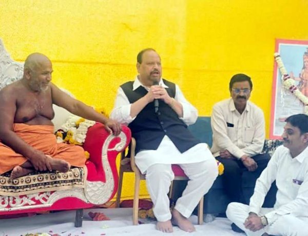 संत दर्शन ! संत श्री नर्मदानंद बापजी की तीसरी नर्मदा परिक्रमा पूरी कर बदनावर पहुंचे, कैबिनेट मंत्री चेतन्य काश्यप ने दर्शन-वंदन कर स्वागत किया