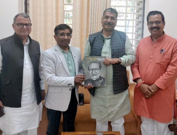 RSS के मध्य क्षेत्र के सह बौद्धिक प्रमुख हितानंद शर्मा और मप्र परशुराम कल्याण बोर्ड के प्रदेश अध्यक्ष को भेंट की ‘युग पुरुष बाबूजी’ पुस्तक