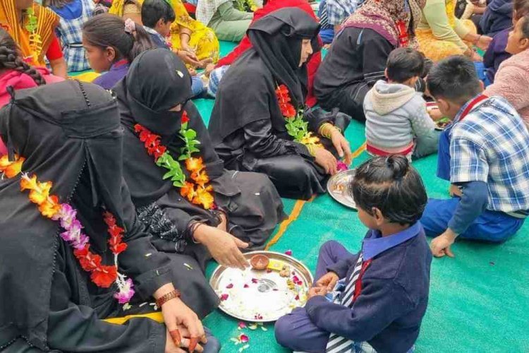 संस्कार ! सैकड़ों नन्हे हाथों ने किया माता-पिता का पूजन, मिला 'आयुष्मान भव' का आशीर्वाद, मुख्य आयोजन महाशिवरात्रि को मांगल्यय मंदिर में