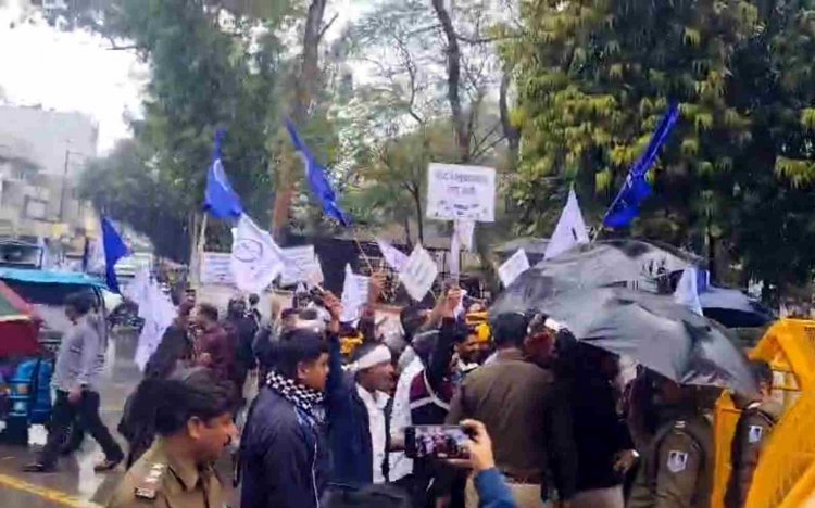 रतलाम में UGC का समर्थन ! संयुक्त मोर्चा ने रैली निकाल कर किया प्रदर्शन, पुलिस ने प्रदर्शनकारियों को रास्ते में रोका